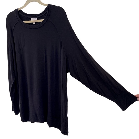 AVENUE • Women's Black Long Sleeve Crewneck Split Hip Top - Picture 7 of 7